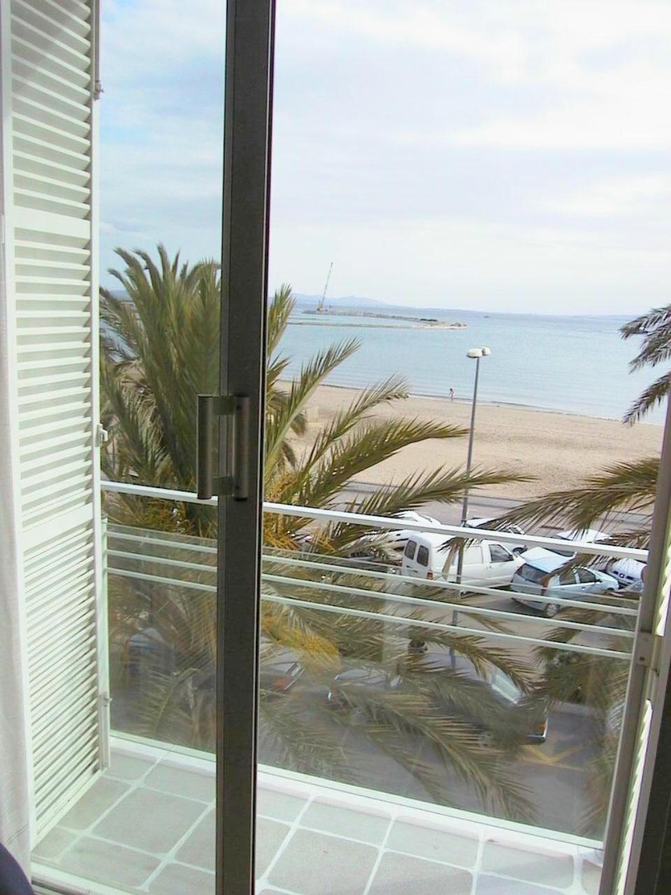 شقة Rhode Vista Al Mar روساس المظهر الخارجي الصورة